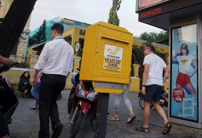 Thùng thư trước cửa Bưu điện TP.HCM giờ chỉ mở một lần/ngày, Chủ nhật, ngày lễ còn không mở