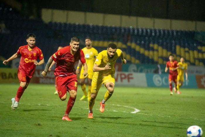 Cả Zaracho và Yago Ramos đều dính phải những chấn thương ở trong trận đấu này. Ảnh: VPF