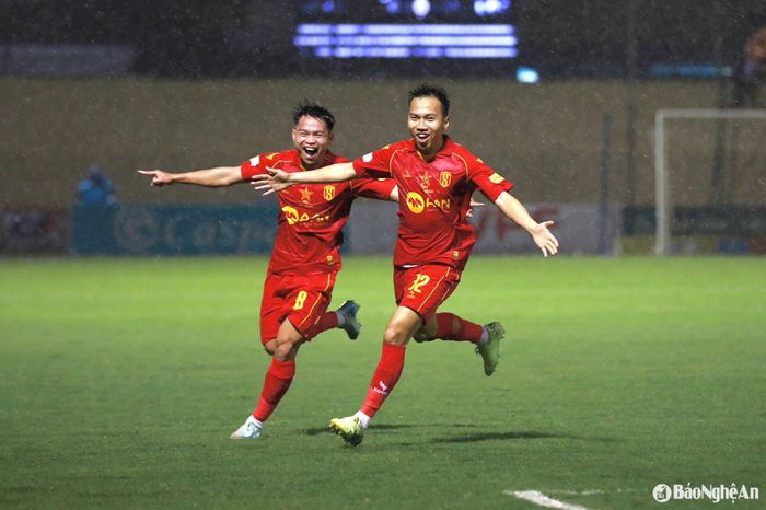 Tiền vệ Hồ Khắc Ngọc tiếp tục thể hiện vai trò quan trọng trong màu áo Sông Lam Nghệ An. Ảnh: Chung Lê