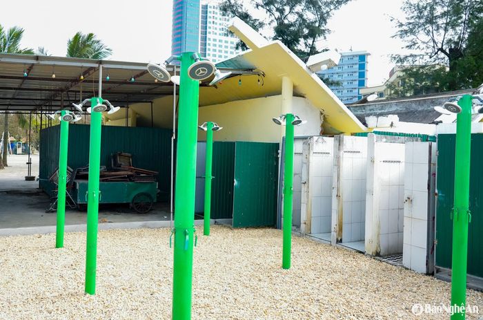 Những trụ tắm tráng đã được lắp đặt dọc bãi biển, sẵn sàng phục vụ du khách miễn phí. Ảnh: Minh Quân