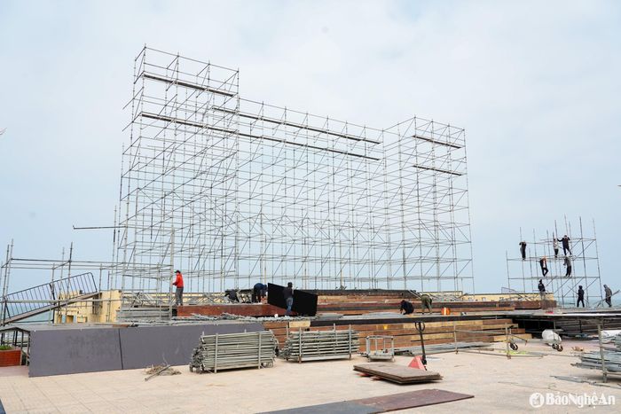 Sân khấu cho Lễ khai mạc Lễ hội Du lịch biển Cửa Lò năm 2025 đang được lắp đặt. Ảnh: Minh Quân