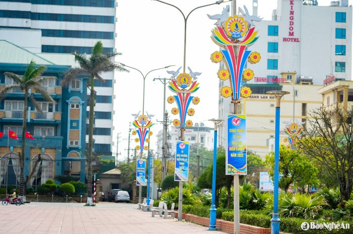 Những băng rôn chào mừng Lễ hội Du lịch biển Cửa Lò năm 2025. Ảnh: Minh Quân