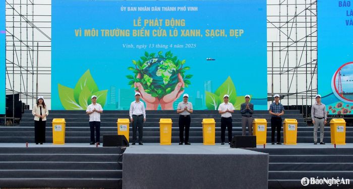 Công ty Môi trường và Công trình đô thị Nghệ An tặng 50 thùng rác góp sức làm sạch môi trường biển. Ảnh: Quang An