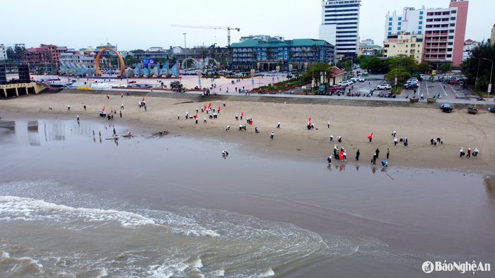 Người dân chung tay làm sạch biển Cửa Lò sau lễ phát động sáng 13/4. Ảnh: Quang An