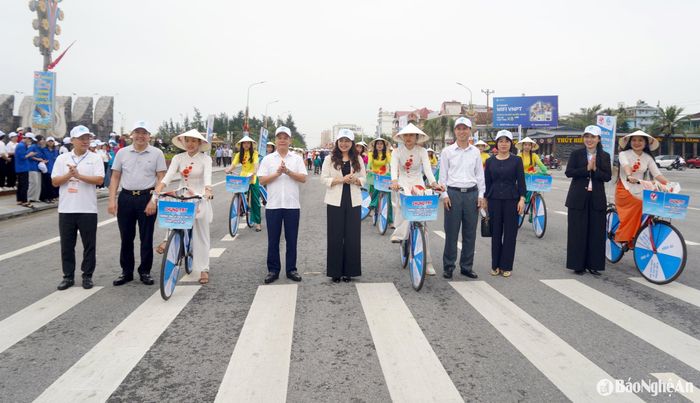 Lãnh đạo các sở và UBND TP. Vinh tham gia hưởng ứng hoạt động diễu hành vì biển Cửa Lò xanh, sạch, đẹp. Ảnh: Quang An