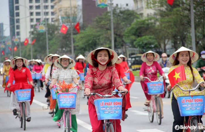Các chị em TP. Vinh hào hứng tham gia diễu hành các tuyến phố. Ảnh: Quang An