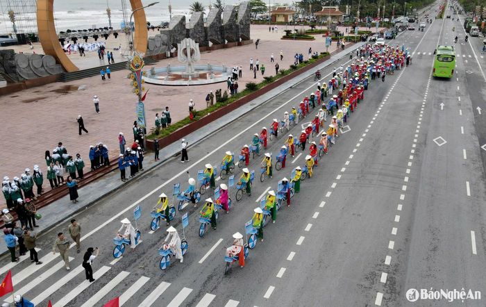 Đoàn diễu hành xuất phát từ Quảng trường Bình Minh đi các tuyến phố. Ảnh: Quang An