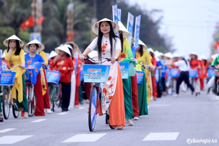Thông điệp chung tay hưởng ứng vì biển Cửa Lò xanh, sạch, đẹp được lan tỏa rộng rãi. Ảnh: Quang An