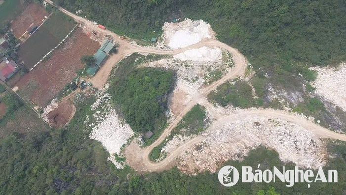 Mỏ đá nhìn từ trên cao, theo người dân nguồn nước cũng bị ảnh hưởng khi mỏ đá hoạt động liên tục. Ảnh: Tiến Hùng