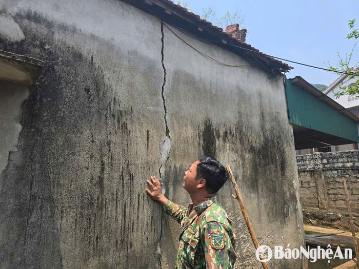 Một vết nứt khác ở nhà anh Khoa. Ảnh: Tiến Hùng