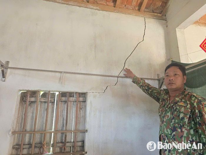 Vết nứt ở trên giường ngủ nhà anh Khoa. Ảnh: Tiến Hùng