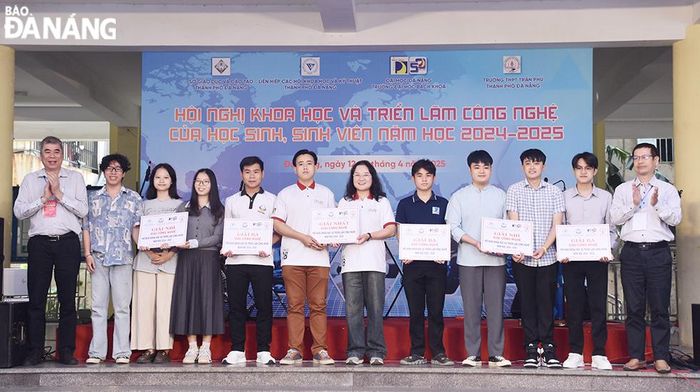 Ban tổ chức trao giải Ý tưởng cho các sản phẩm tham gia Triển lãm công nghệ của học sinh, sinh viên năm học 2024-2025. Ảnh: THU HÀ.