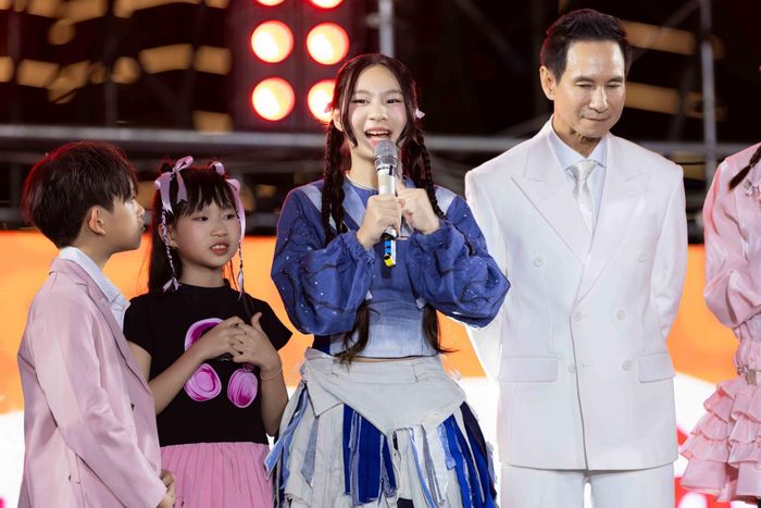 Chia sẻ tại showcase, ái nữ nhà Lý Hải - Minh Hà cho biết cô vào vai bé Thu trong dự án lần này. Cô còn khiến nhiều người bất ngờ khi tiết lộ phải trải qua nhiều buổi casting (thử vai) mới nhận được vai. "Con thấy rất vui và hạnh phúc khi nhận được vai này. Sau những lần casting, con cuối cùng cũng được một vai rất dài. Hy vọng cô chú, anh chị sẽ ủng hộ nhân vật của con", phần giới thiệu của Hải My khiến khán giả bật cười.