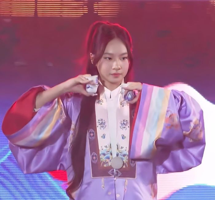 Tham gia biểu diễn tại showcase công bố dự án Lật Mặt 8: Vòng Tay Nắng, Cherry Hải My gây chú ý khi thay đổi nhiều so với mùa Lật Mặt 7 hồi năm ngoái.