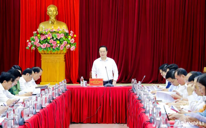 Đồng chí Nguyễn Đức Trung - Bí thư Tỉnh ủy, Trưởng ban Chỉ đạo tỉnh khai mạc cuộc họp. Ảnh: Phạm Bằng