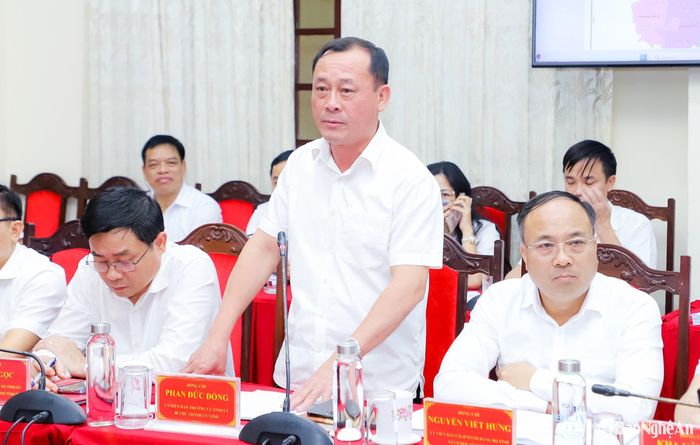 Đồng chí Phan Đức Đồng - Ủy viên Ban Thường vụ Tỉnh ủy, Bí thư Thành ủy Vinh phát biểu tại cuộc họp. Ảnh: Phạm Bằng