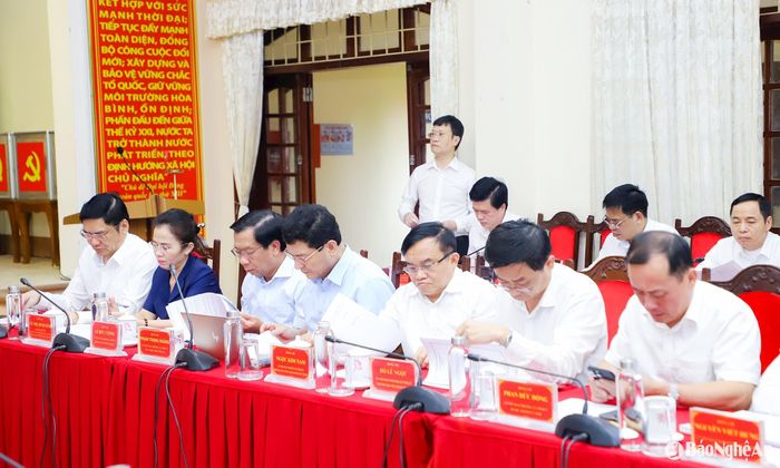 Các đồng chí Thường trực Tỉnh ủy, Ủy viên Ban Thường vụ Tỉnh ủy tham dự cuộc họp. Ảnh: Phạm Bằng