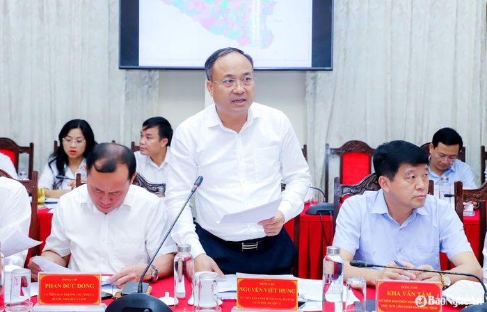 Đồng chí Nguyễn Viết Hưng - Giám đốc Sở Nội vụ trình bày dự thảo phương án sắp xếp đơn vị hành chính cấp xã trên địa bàn tỉnh. Ảnh: Phạm Bằng
