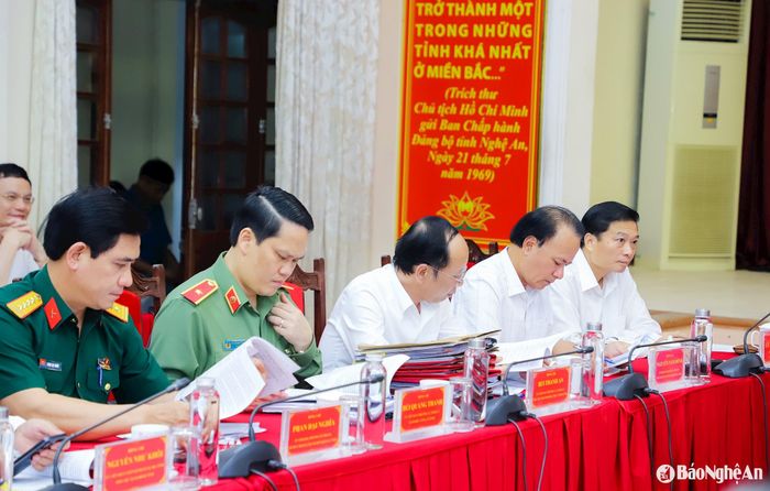 Các đồng chí Thường trực Tỉnh ủy, Ủy viên Ban Thường vụ Tỉnh ủy tham dự cuộc họp. Ảnh: Phạm Bằng