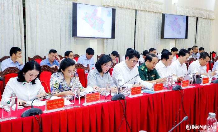 Lãnh đạo các sở, ban, ngành, địa phương tham dự cuộc họp. Ảnh: Phạm Bằng
