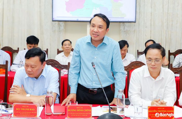 Đồng chí Dương Đình Chỉnh - Bí thư Huyện ủy Nghi Lộc phát biểu tại cuộc họp. Ảnh: Phạm Bằng