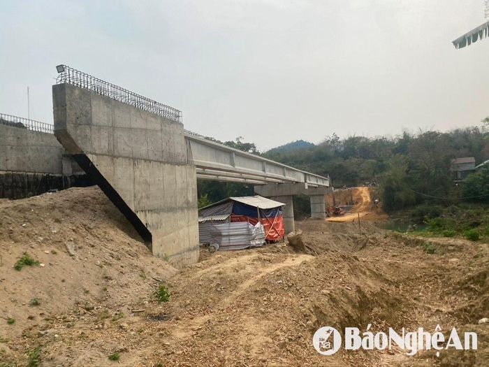 Cầu cứng Xốp Nhị thuộc xã Hữu Lập sẽ được thay thế cây cầu treo xuống cấp. Ảnh: Văn Trường