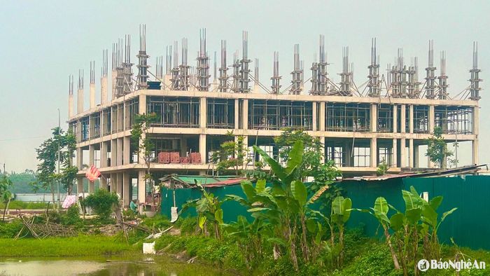 Dự án nhà ở xã hội ở phường Hưng Lộc đang được xây dựng lên tầng 3. Ảnh: Trân Châu