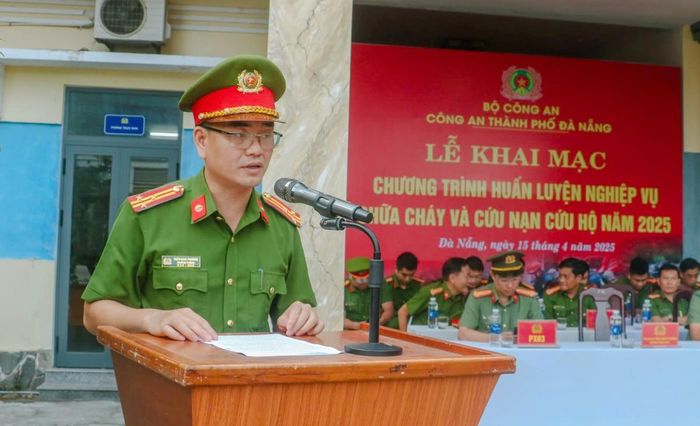 Thượng tá Trần Hoài Phương - Trưởng phòng Cảnh sát PCCC&amp;CNCH quán triệt một số nội dung, yêu cầu trong đợt huấn luyện.
