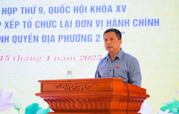 Đại biểu Quốc hội tiếp thu trả lời kiến nghị của cử tri thị xã Hoàng Mai. Ảnh: TL