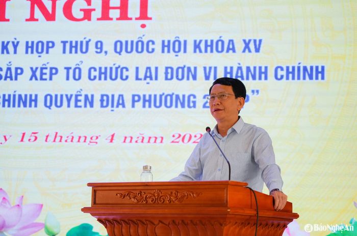 Phó Giám đốc Sở Nội vụ Vy Ngọc Quỳnh trả lời các kiến nghị cử tri liên quan về sắp xếp tổ chức bộ máy hành chính. Ảnh: TL