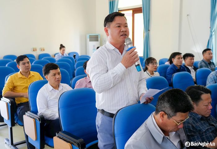 Cử tri Nguyễn Văn Huy - phường Quỳnh Phương kiến nghị về chế độ chính sách cho đội ngũ không chuyên trách. Ảnh: TL
