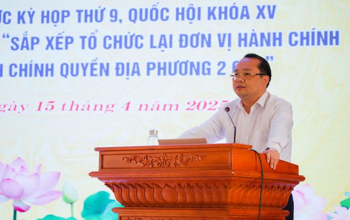 Phó Chủ tịch UBND thị xã Hoàng Mai Phạm Văn Hào thông tin về chi trả đền bù cho các hộ có đất trong phạm vi 13,5m dự án nâng cấp mở rộng Quốc lộ 1A. Ảnh: TL