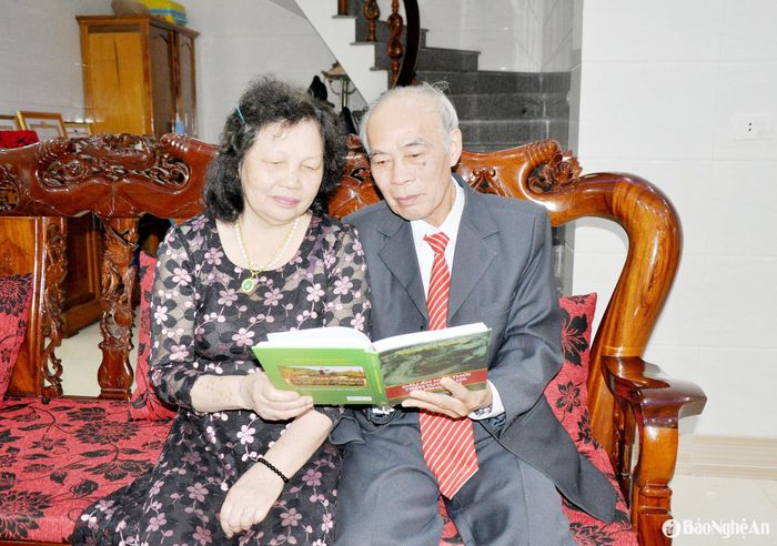 Vợ chồng ông Trần Văn Thân cùng ôn lại kỷ niệm chiến trường. Ảnh: Công Kiên