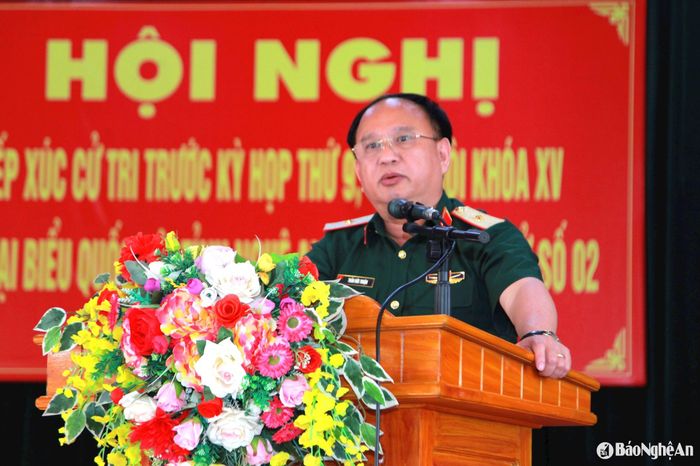 Đại biểu Trần Đức Thuận tiếp thu các ý kiến của cử tri. Ảnh: Ngân Hạnh