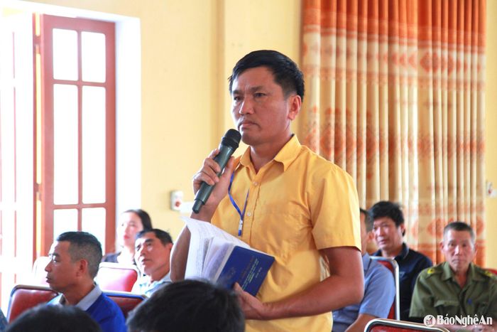 Cử tri Cao Xuân Tâm – xóm trưởng xóm Vân Nam, xã Bình Hợp phát biểu tại hội nghị. Ảnh: Ngân Hạnh
