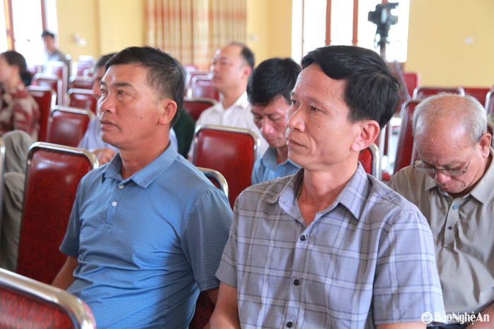 Người dân lắng nghe thông báo về dự kiến chương trình, nội dung kỳ họp thứ 9, Quốc hội khóa XV. Ảnh: Ngân Hạnh
