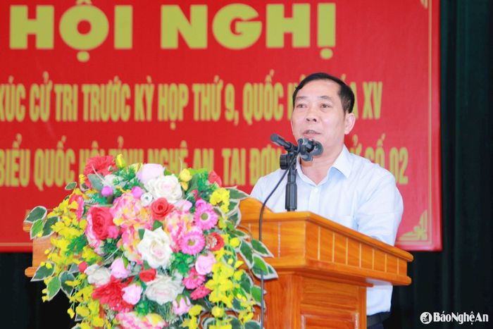 Đồng chí Phan Văn Giáp - Phó Bí thư Huyện ủy, Chủ tịch UBND huyện Tân Kỳ trả lời các ý kiến của cử tri. Ảnh: Ngân Hạnh