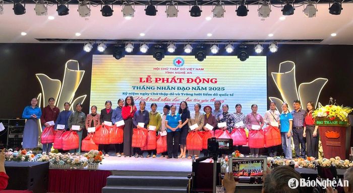 Trao tặng 30 suất quà cho phụ nữ ở vùng biên giới Cao Vều. Ảnh: Thái Hiền