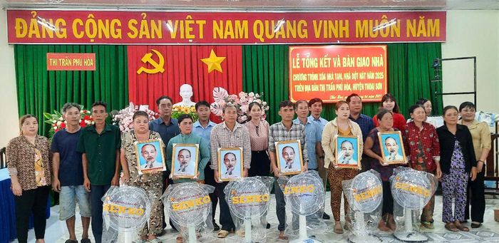 Thị trấn Phú Hòa bàn giao nhà Đại đoàn kết