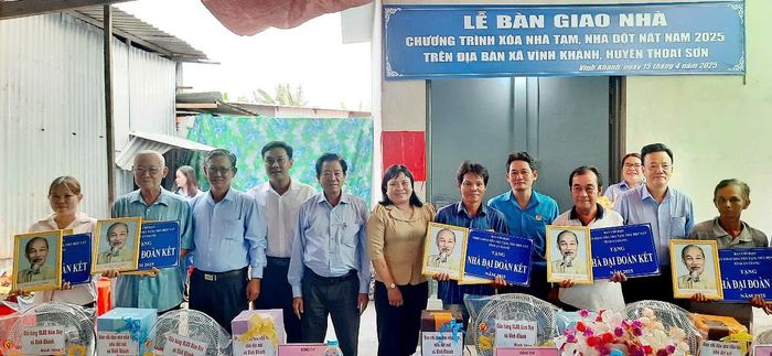Hộ dân xã Vĩnh Khánh nhận nhà Đại đoàn kết