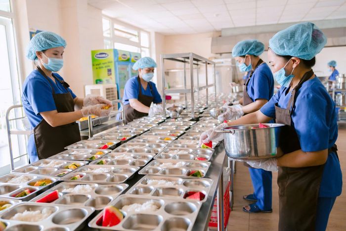 Khu bếp ăn của Trường Mầm non Wonderland (quận Sơn Trà). Ảnh: KHÁNH NGÂN