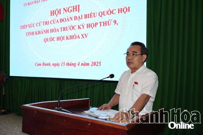 Ông Lê Hữu Trí phát biểu tại buổi tiếp xúc cử tri.