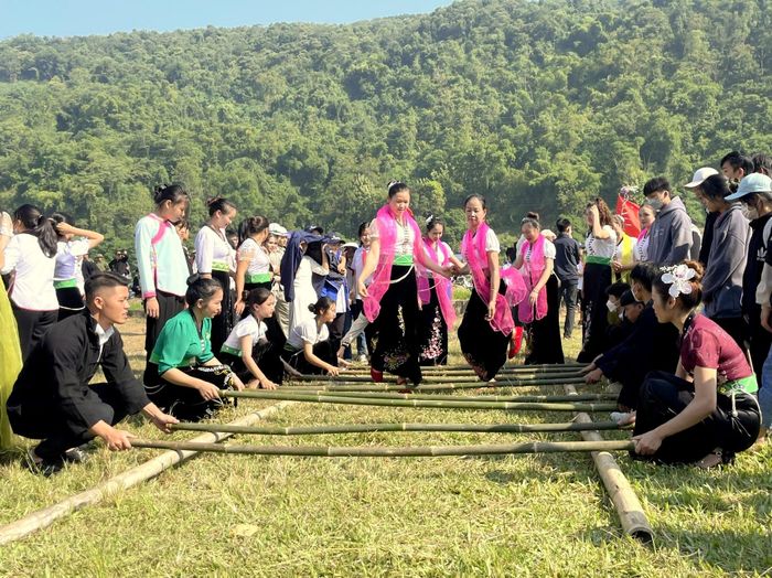 Nhân dân các dân tộc trên địa bàn huyện Phong Thổ tham gia múa sạp tại Lễ hội Kin lẩu khẩu mẩu (xã Mường So) góp phần xây dựng mối đoàn kết và bảo tồn bản sắc văn hóa dân tộc.