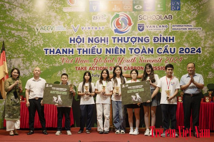 Nguyễn nhật Trí (thứ 3 từ trái sang) đạt giải nhất cuộc thi “Thuyết trình sáng kiến theo các mục tiêu phát triển bền vững của Liên Hợp Quốc” tại Hội nghị thượng đỉnh Thanh Thiếu niên toàn cầu 2024.