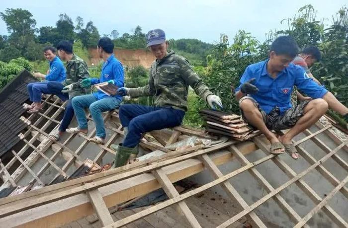 Lực lượng Đoàn thanh niên tỉnh Hà Tĩnh hỗ trợ, giúp đỡ người dân trong chương trình xóa nhà tạm, nhà dột nát