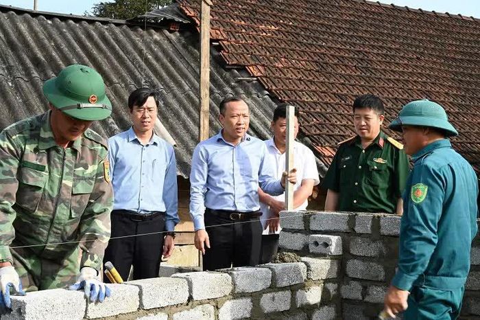 Lãnh đạo huyện Hương Khê kiểm tra, động viên người dân đẩy nhanh tiến độ xây dựng nhà ở, góp phần ổn định cuộc sống, sinh hoạt