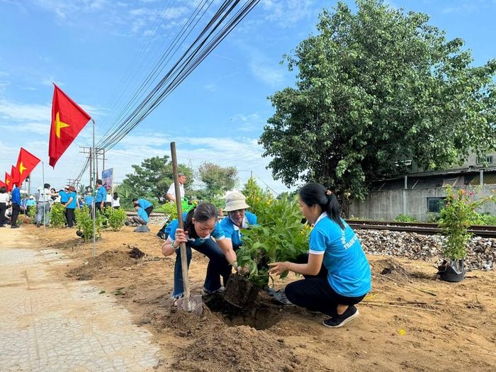 Hội Liên hiệp phụ nữ phường Thanh Khê Tây cải tạo cảnh quan đường tàu