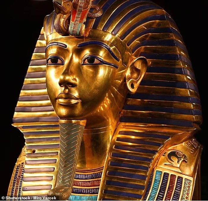 Chiếc mặt nạn vàng được tìm thấy trong lăng mộ Tutankhamun