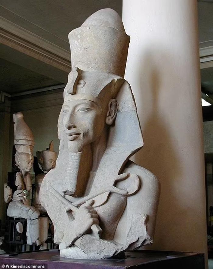 Akhenaten, vua (khoảng 1353–36 TCN) của Ai Cập cổ đại thuộc triều đại thứ 18, đã thành lập một giáo phái mới dành riêng cho Aton, thần mặt trời. Ông là cha của Tutankhamun. Trong ảnh, bức tượng Akhenaten tại Bảo tàng Ai Cập