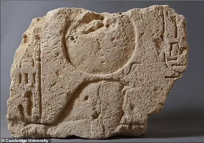 Khối mô tả Ra-Horakhty (Thần mặt trời mọc) từ ngôi đền dành riêng cho pharaoh Ai Cập Ramesses II